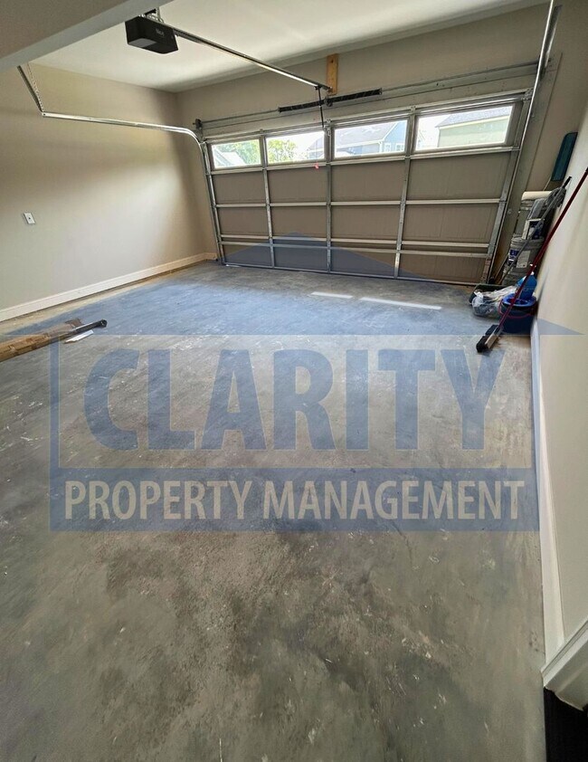 Building Photo - Spacious 4-bedroom home in prime Cleveland...