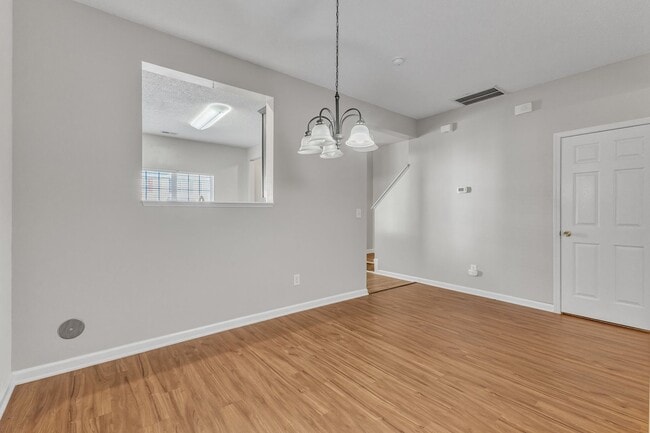 Building Photo - 3 Bedroom Brick Front Carraige Downs Townhome In Desirable Apex