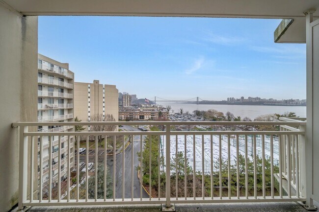 Building Photo - 1055 River Rd