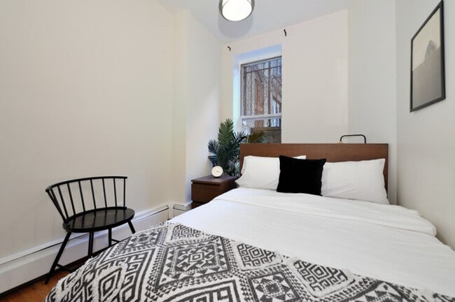 Building Photo - 356 W 37th St