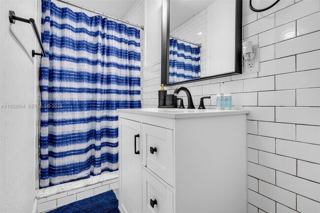 Building Photo - 695 NE 160th St