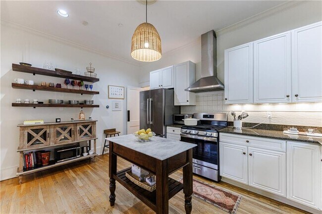 Building Photo - 654 Cresthill Ave NE