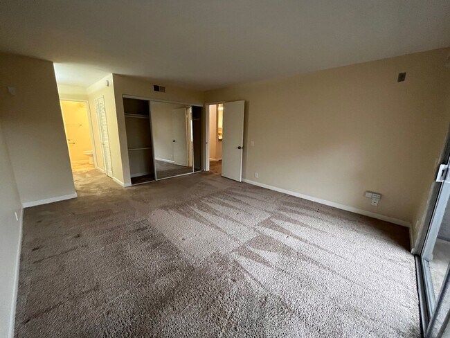 Building Photo - Large Mission Valley Condo