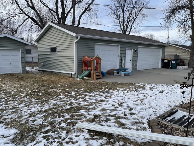 3 Car Garage - 411 7th St NE