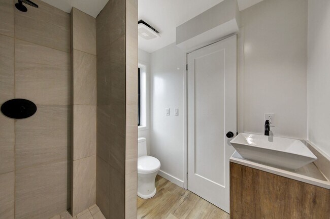 Building Photo - AMAZING NEW CONSTRUCTION UNIT NEAR DOWNTOWN