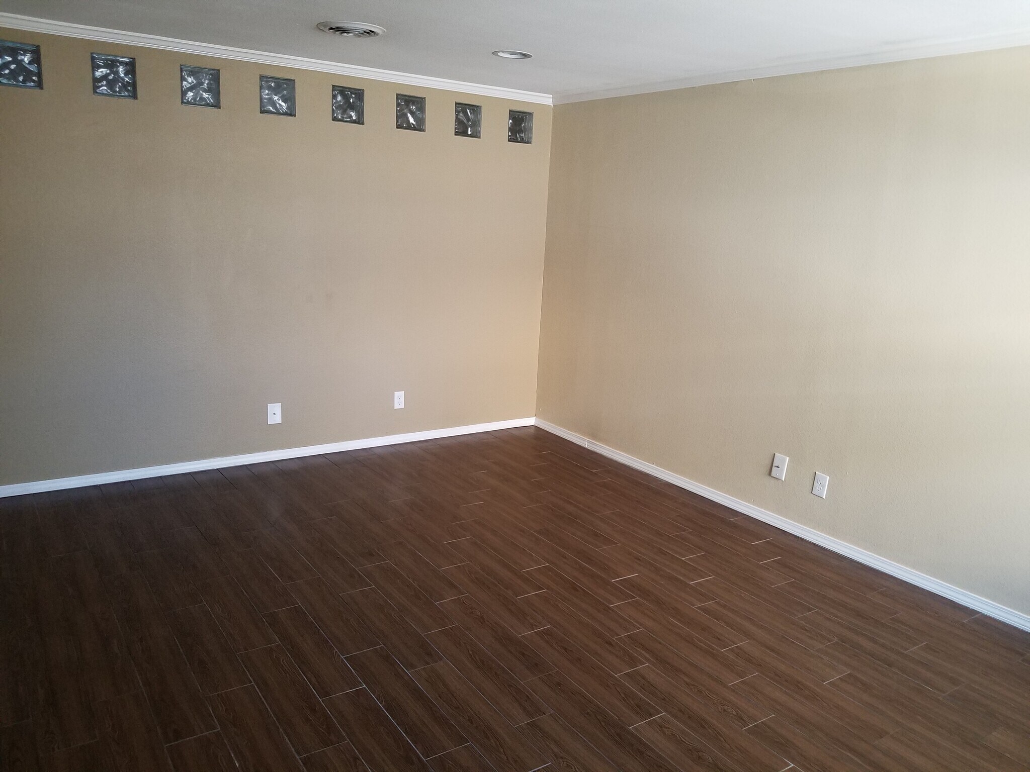 Living Room Empty - 1441 S Frisco Ave