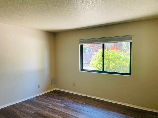 Building Photo - Single family home in the Village of Oak Creek