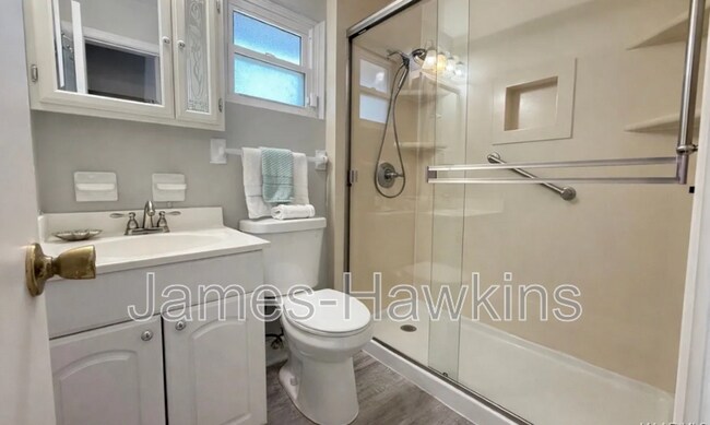 Building Photo - 341 N Burbank Dr