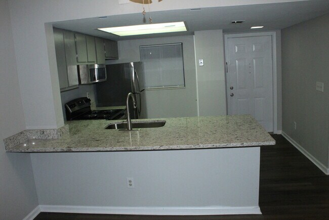 Building Photo - Totally renovated 2-bedroom, 2-full-bath townhome located in West Augusta