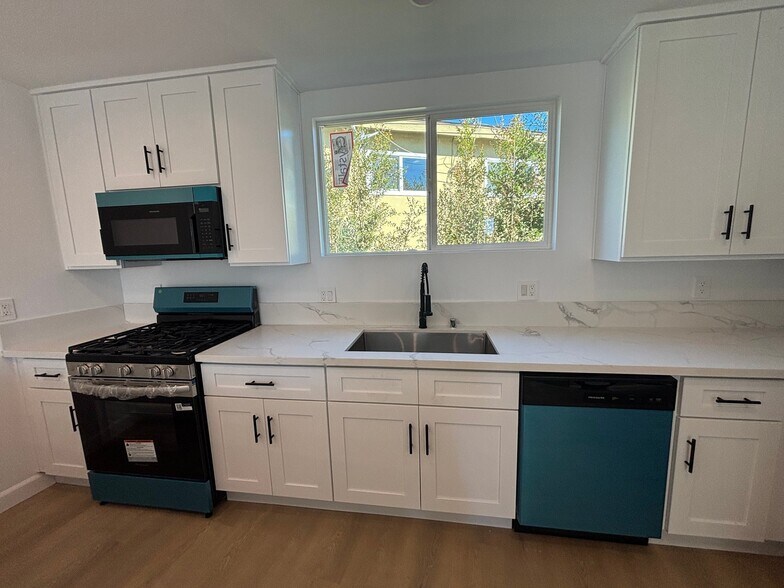 Building Photo - 2280 S Barrington Ave