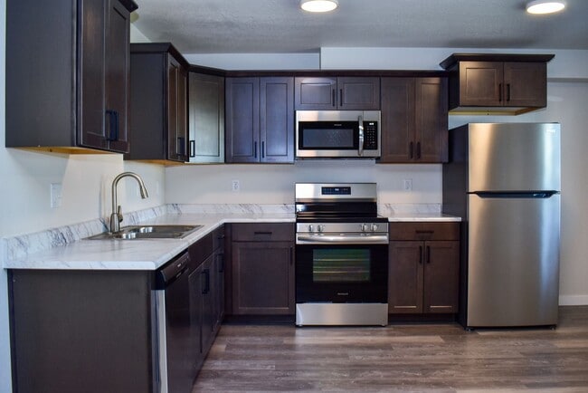 Building Photo - 1991 Sky Park Dr