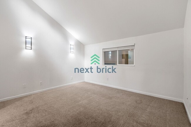 Building Photo - 2 BED & 1.75 BATH FOR RENT