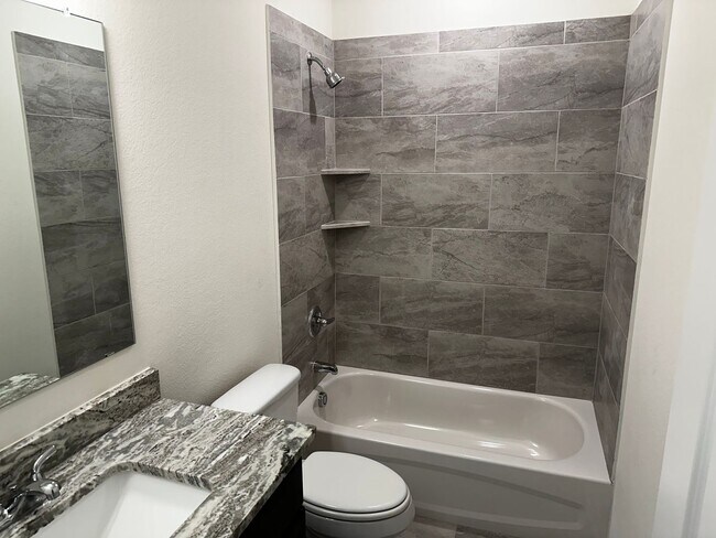 Building Photo - 4 bed 3 bath new build in the Lakes at University Place