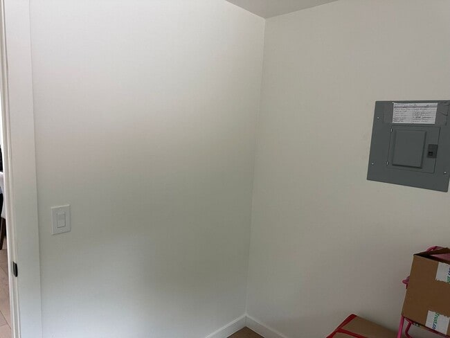Building Photo - For Rent – Cozy 1-Bedroom Unit with Garage...