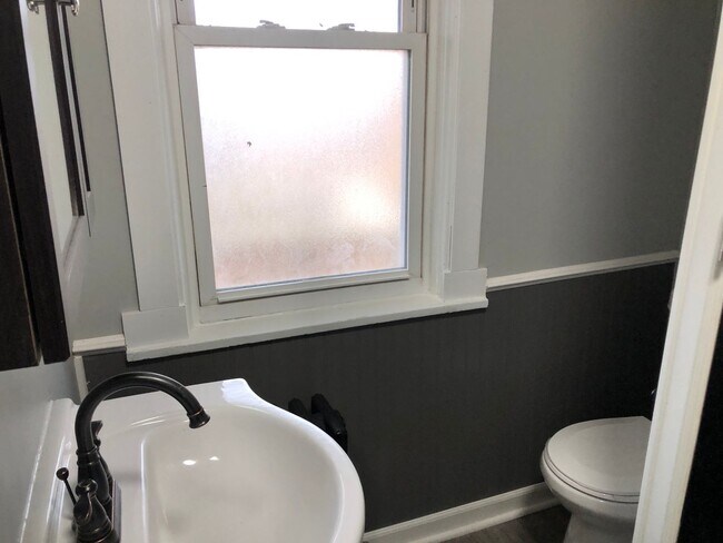 Building Photo - McKees Rocks / Sheraden / Windgap - 1 BR, 2nd floor Apartment - Section 8 Welcome!