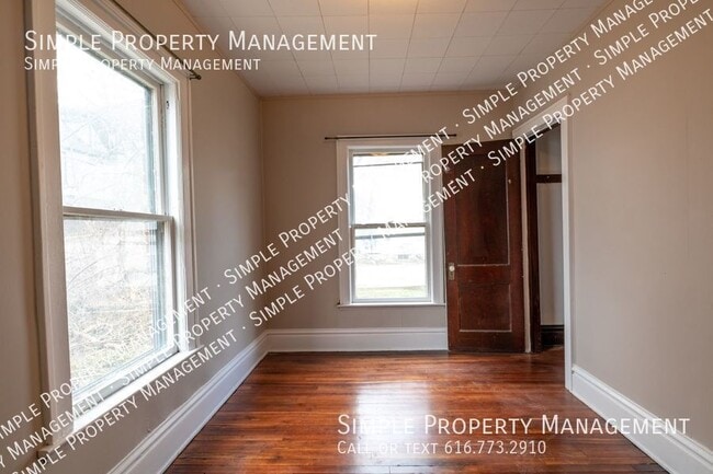 Building Photo - 610 Michigan St NE