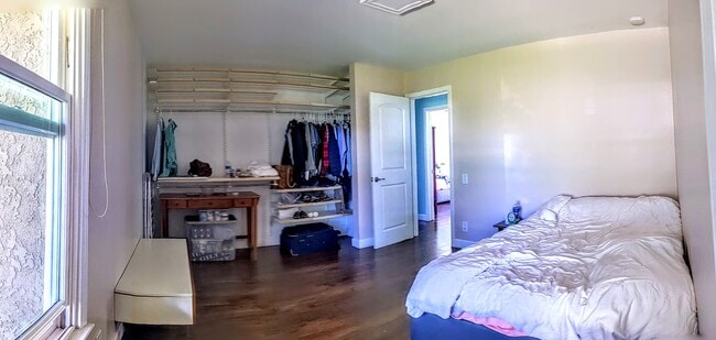 Building Photo - 6532 Gross Ave