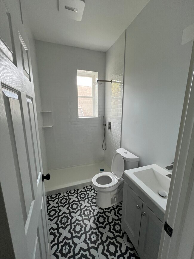 Building Photo - 185 Maple St