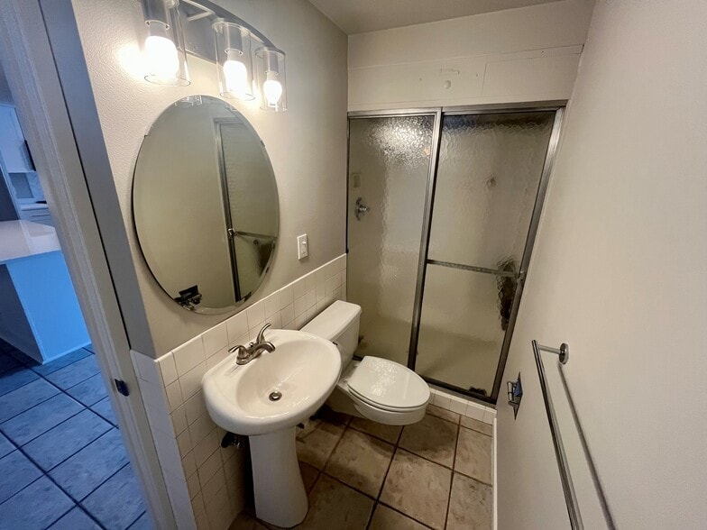 Powder Bath - 16736 Shore Dr NE