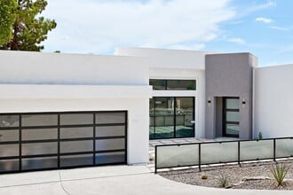 Building Photo - 2423 E Lincoln Cir