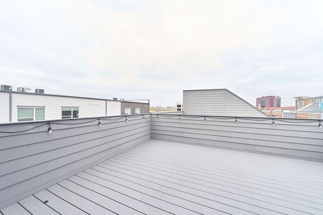 Building Photo - Like New Townhome With Your Own Rooftop Vi...