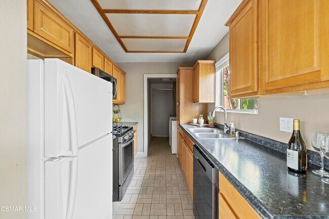 Building Photo - 865 E Hillcrest Dr