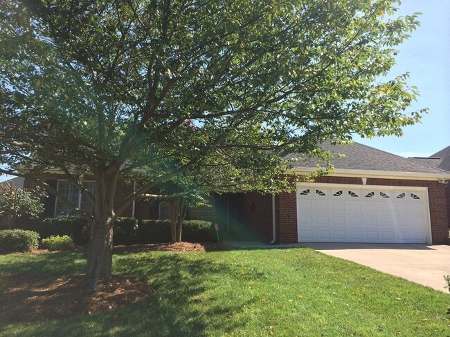 Building Photo - AVAILABLE TO SHOW!!!