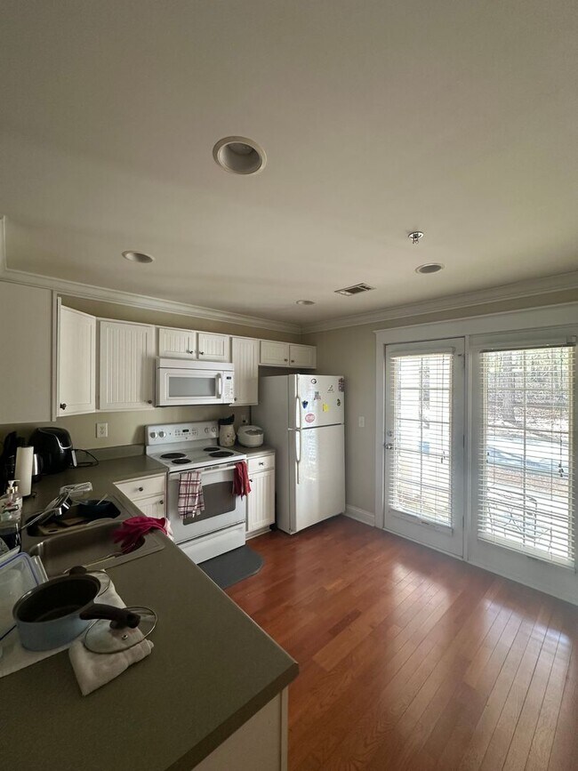 Building Photo - 2 Bedroom 2 Bathroom in gated community of the Summit