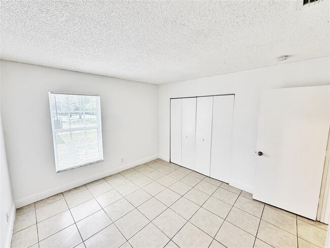Building Photo - 1136 NW 5th Ct