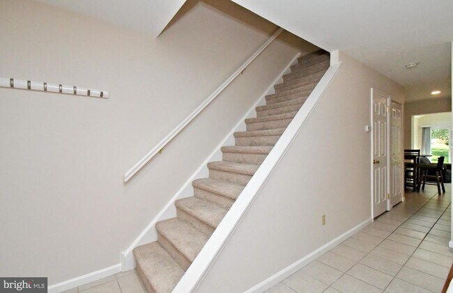 Building Photo - 2489 Hillendale Dr