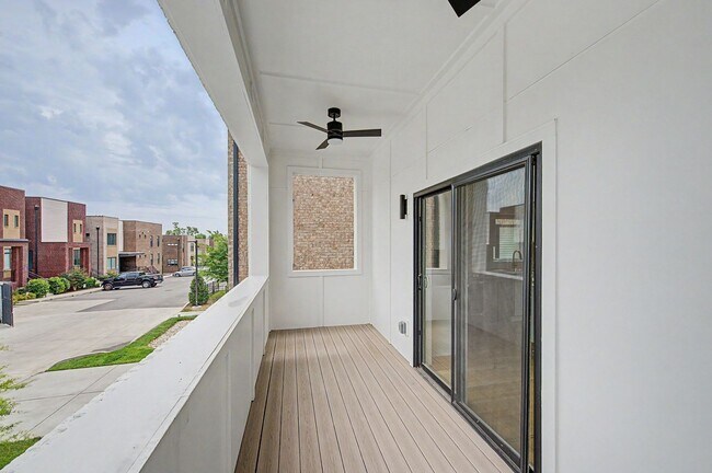 Building Photo - Stunning 3BR/3.5BA contemporary condo in the heart of Wedgewood-Houston!