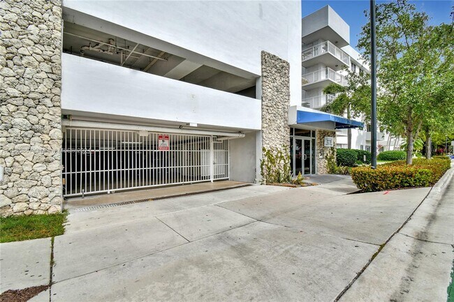 Building Photo - 1331 Lincoln Rd