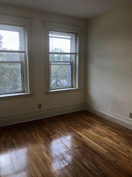 Building Photo - 102 Queensberry St