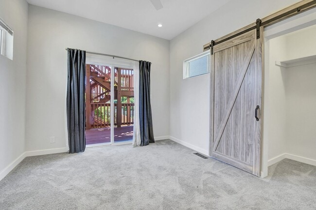 Building Photo - West Oakland Stylish 2/1 Flat - Completely...