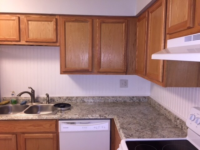Kitch w/ underlighting - 515 Basswood Ave