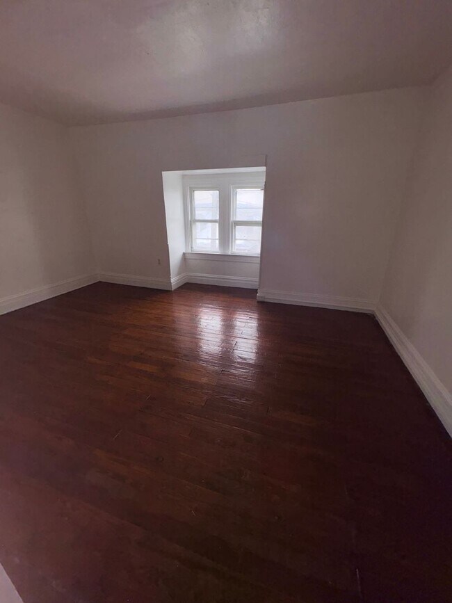 Building Photo - Available Now! Large North York Near Farquar Park