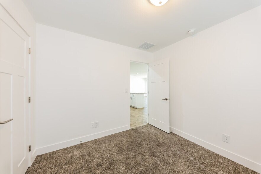 Building Photo - 5827 S 13th Ave