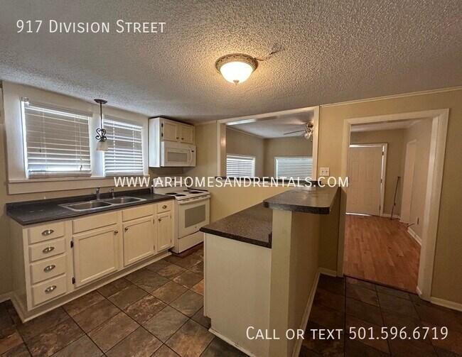 Building Photo - 917 Division Street | $850 | 2 beds, 1 ful...