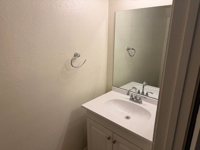 Building Photo - 3 Bedroom 1.5 Bathroom Townhouse