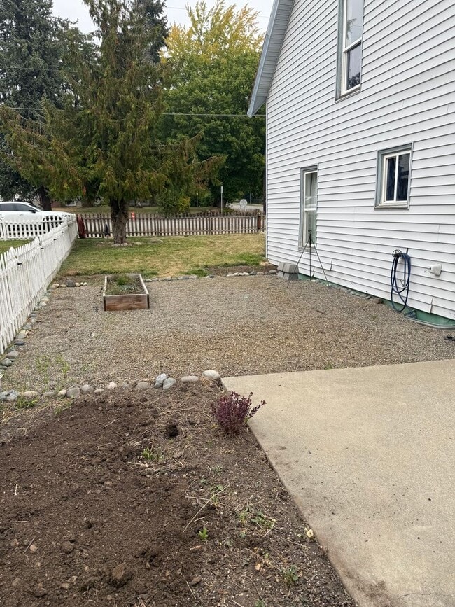 Building Photo - Spacious 4-Bedroom Cle Elum Home with Air ...