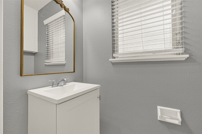 Building Photo - 1853 Huge Oaks St