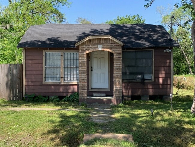 Building Photo - 828 Rosie St