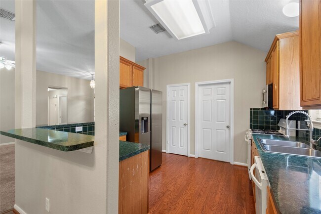 Building Photo - 805 Courtland View