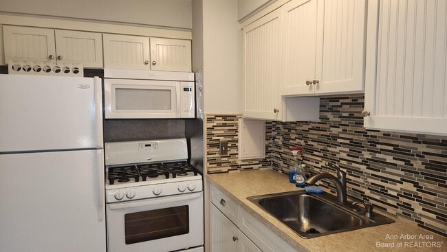 Building Photo - 1217 Island Dr