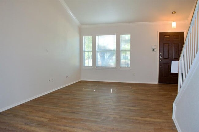 Building Photo - 1708 Darjeeling Dr