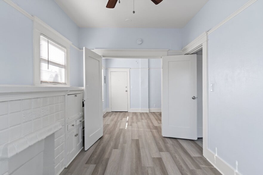 Building Photo - 1049 E 5th St