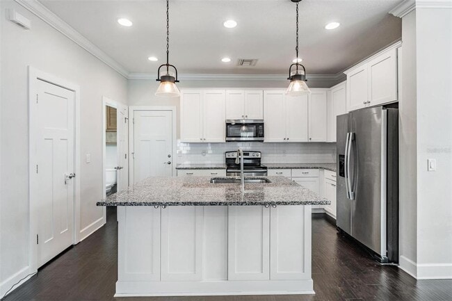 Building Photo - 845 Aurora Way