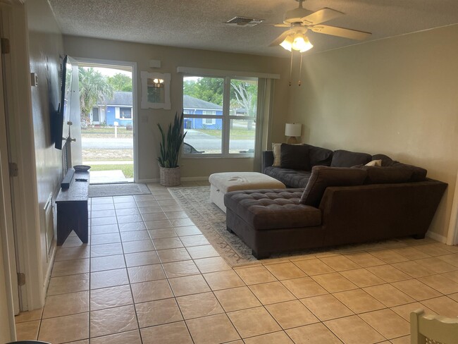 Building Photo - 980 Manati Ave