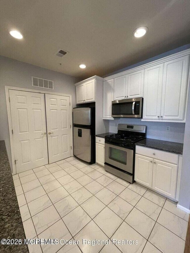 Building Photo - 610 Sophee Ln