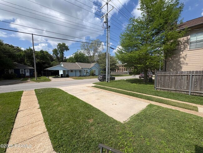 Building Photo - 605 Coolidge St